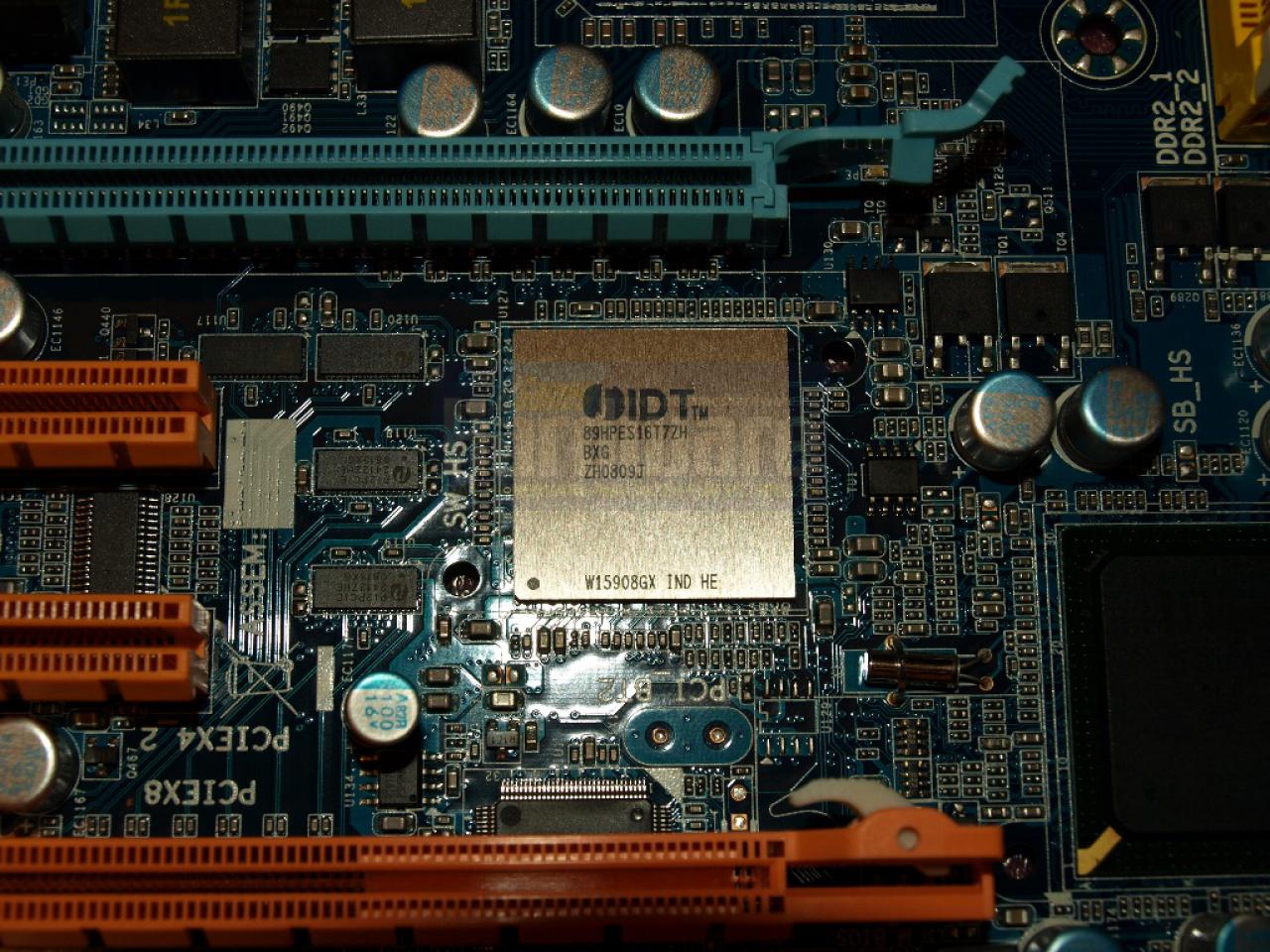[09/05/2008] Zwischen den Grafikslots sitzt der IDT-Chip für zusätzliche PCI-E-Lanes. (Bild: PCGH)