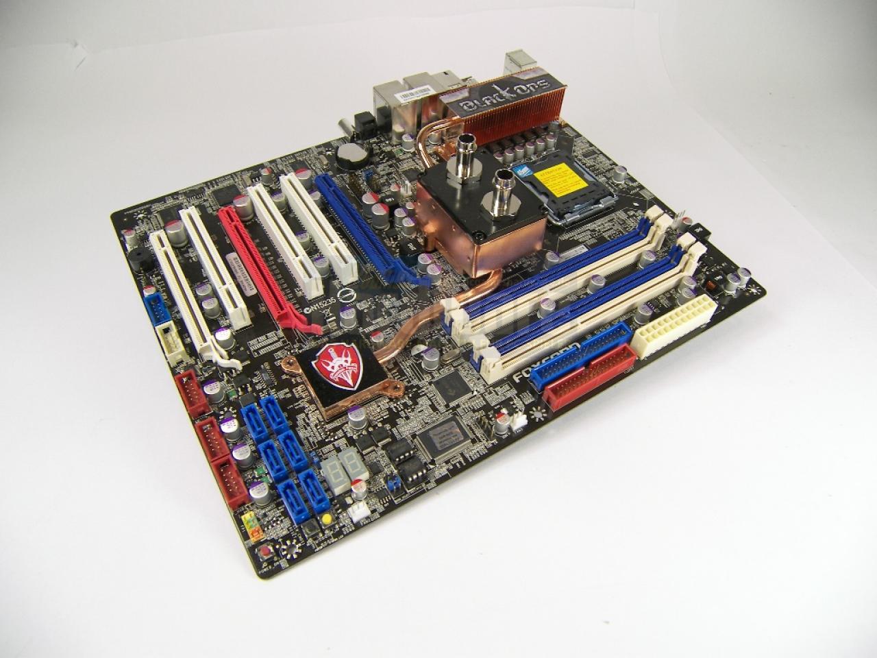 [29/05/2008] Foxconn Black Ops: High-End-Platine mit X48 für Übertakter. (Bild: PCGH)
