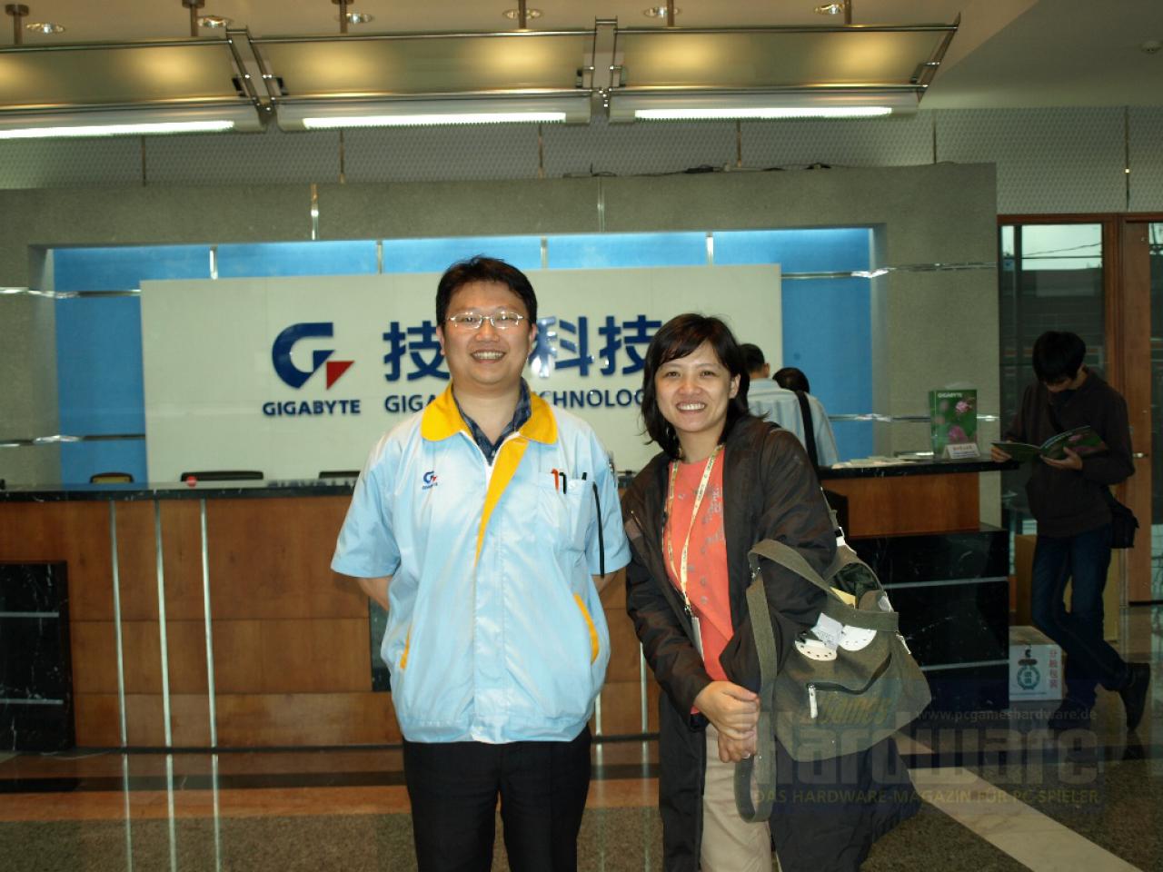 [11/05/2008] Herbert Fan (Deputy Manager Quality Assurance Department) und Pressesprecherin Crystal Chen begleiteten uns auf unserer Privatführung durch die Gigabyte-Fabrik und erklärten die Produktionsabläufe. Neben der besuchten Fabrik in Taiwan besitzt Gigabyte drei weitere – eine Fabrik steht ebenfalls in Taiwan, zwei andere in China. (Bild: PCGH)