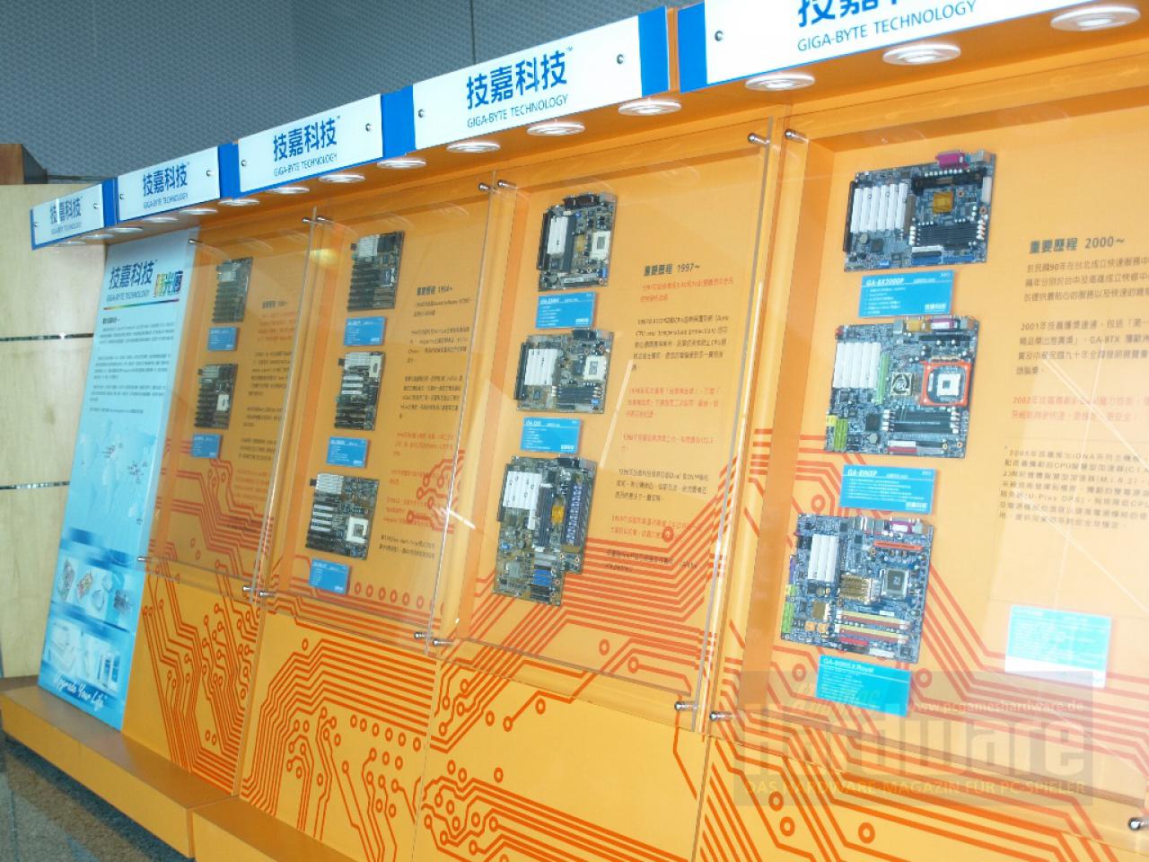 [09/05/2008] Mehr als 14 Jahre Mainboard-Geschichte: In der Empfangshalle sind wichtige Gigabyte-Platinen ausgestellt. (Bild: PCGH)
