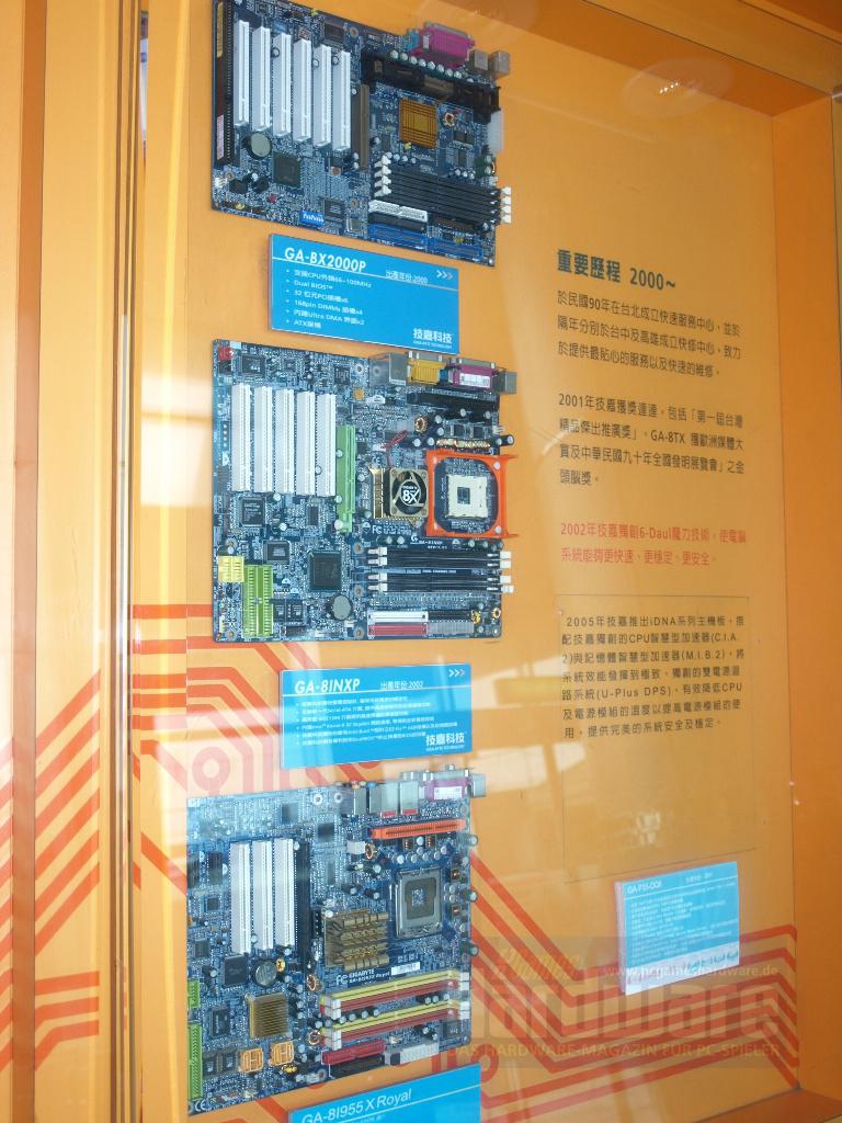 [09/05/2008] Im Jahr 2000 gehörten Prozessoren noch in einen Slot – wie das BX2000P (wahrscheinlich mit Intels legendärem BX-Chipsatz) beweist. Darunter befindet sich ein Board mit Sockel 478 aber und AGP-Steckplatz. Auffällig: Die aktive Chipsatzkühlung. Das 8I955X Royal mit Intels 955X-Chip wird 2005 hingegen passiv gekühlt. (Bild: PCGH)