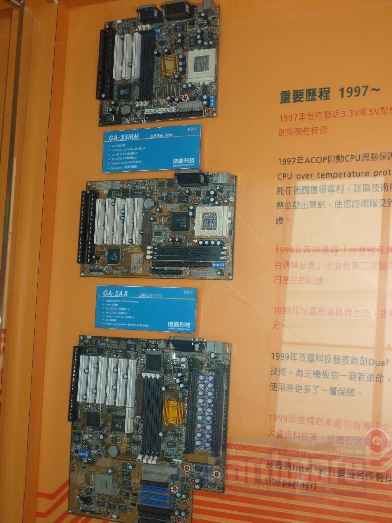 [09/05/2008] Von oben nach unten: Sis-Chipsatz-Platine 5SMM mit ISA-Slots, Gigabytes 5AX mit Ali-Chip und ebenfalls ISA-Steckplätzen, aber bereits AGP und offenbar ein Server-Board für Intel-CPUs. (Bild: PCGH)