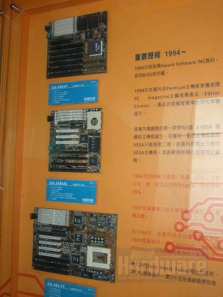 [09/05/2008] Ein 14 Jahre altes Board für 468er-CPUs vervollständigt Gigabytes Sammlung. Darunter: Eine Platne mit Ali-Chipsatz, PCI- und ISA-Steckplätzen sowie ein Board mit drei Intel-Chips. (Bild: PCGH)