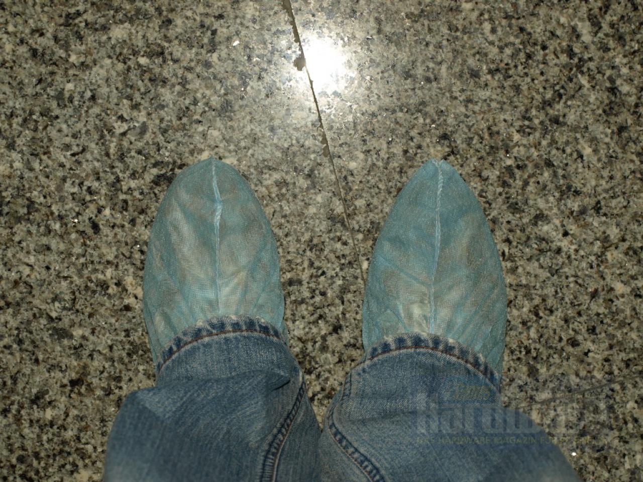 [09/05/2008] Auf in die Fabrik – Antistatik-Schutz für die Schuhe ist hier Pflicht. (Bild: PCGH)