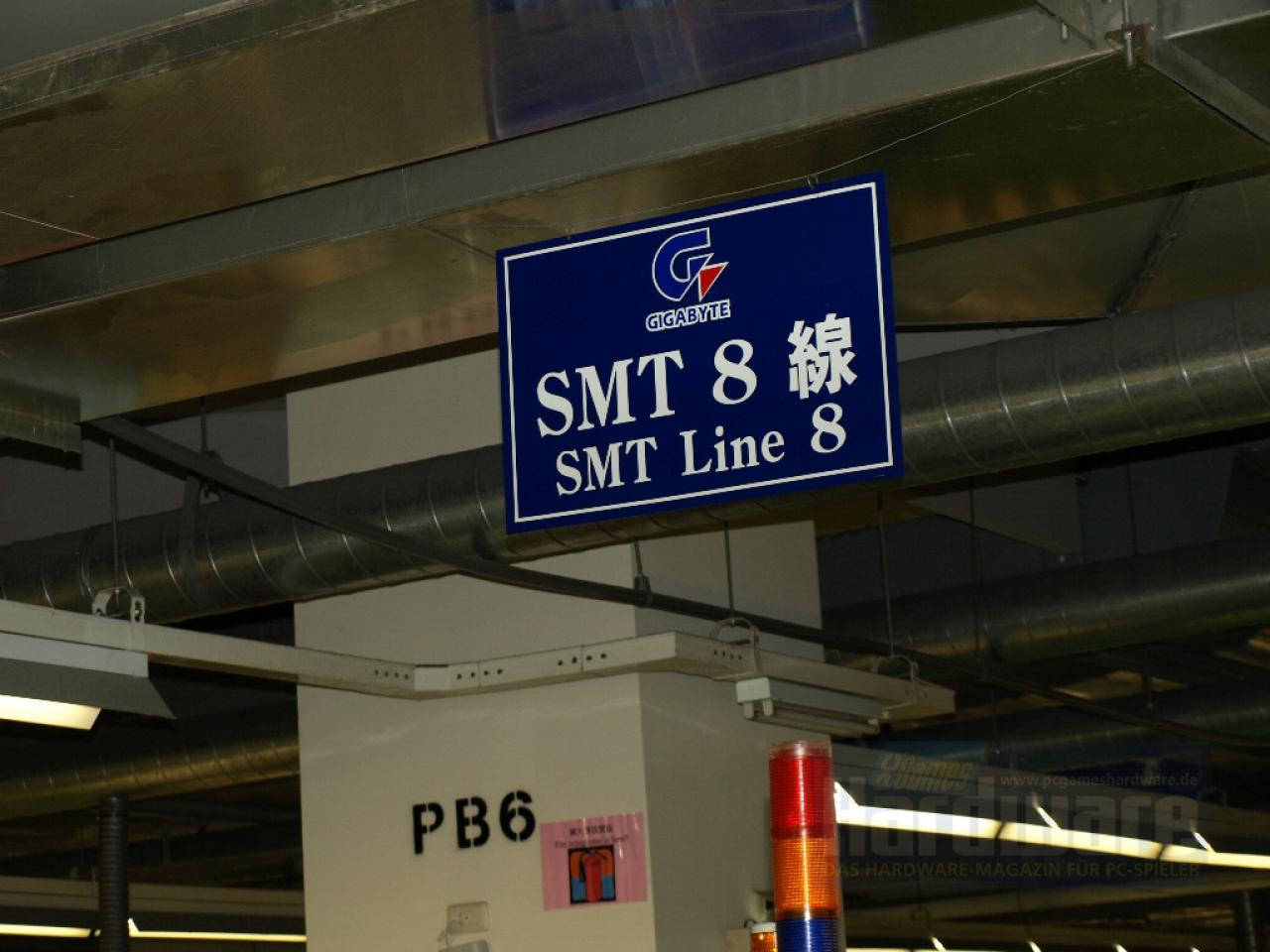 [09/05/2008] SMT-Reihe acht: Hier beginnt unsere Exklusiv-Führung durch die Fabrik. (Bild: PCGH)