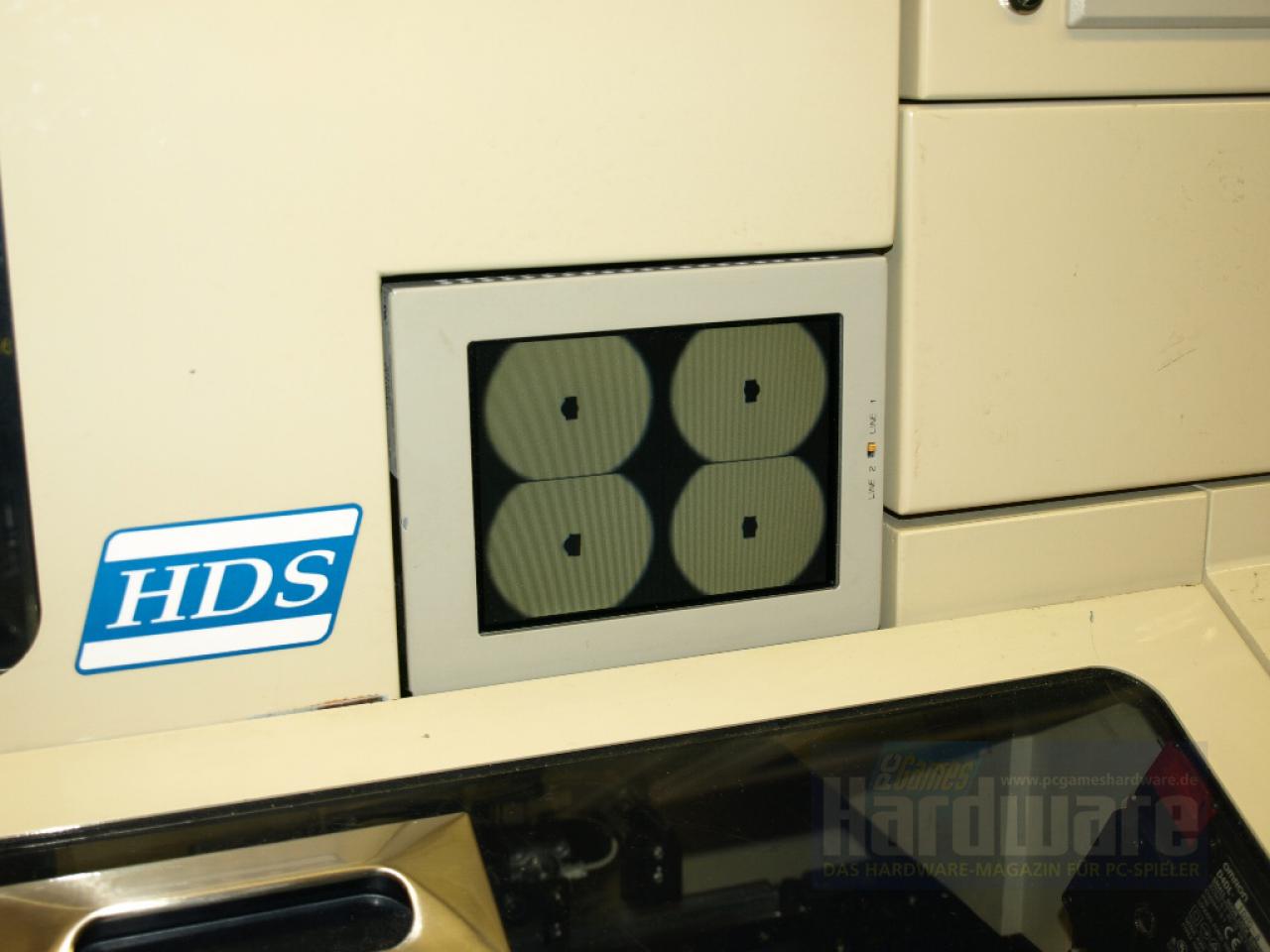 [09/05/2008] Hier werden zunächst kleine Bauteile (im Monitor angezeigt) und anschließend größere Elemente wie Mosfets oder andere Spannungswandler angebracht. (Bild: PCGH)