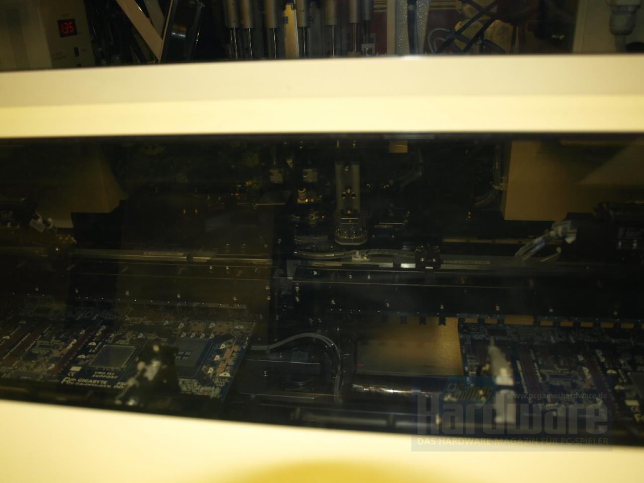 [09/05/2008] Enorm schnell lötet die Pick-and-place-Maschine die Bauteile auf die Platine. Im Video ist die Geschwindigkeit besonders gut zu erkennen. (Bild: PCGH)
