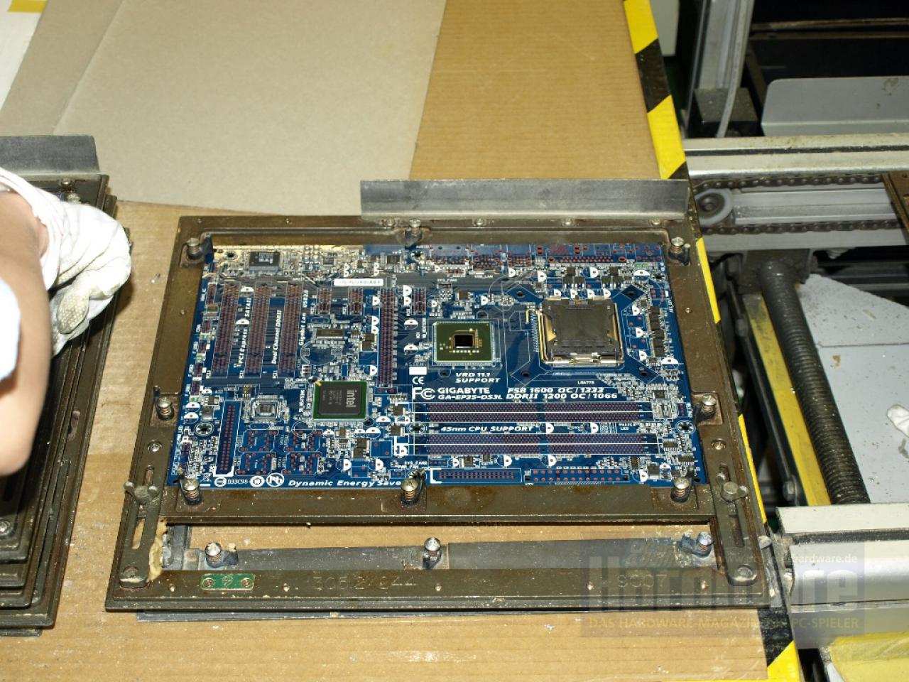 [09/05/2008] Der CPU-Sockel sowie North- und Southbridge werden ebenfalls automatisch angebracht, (Bild: PCGH)