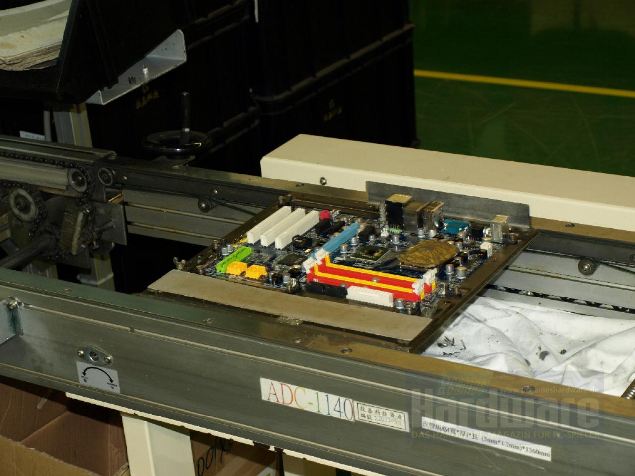 [09/05/2008] So sieht das Mainboard nach der Hälfte des Fliessbands aus. (Bild: PCGH)