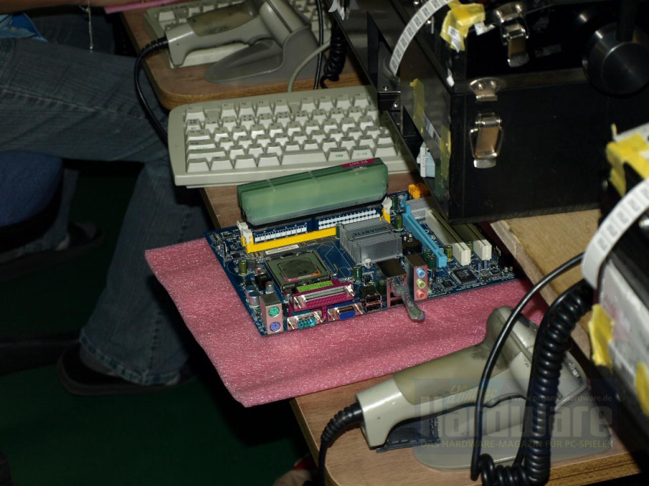 [09/05/2008] Hier wird gerade eine Platine mit 945G-Chip samt Onboard-Grafik auf den Test vorbereitet. (Bild: PCGH)