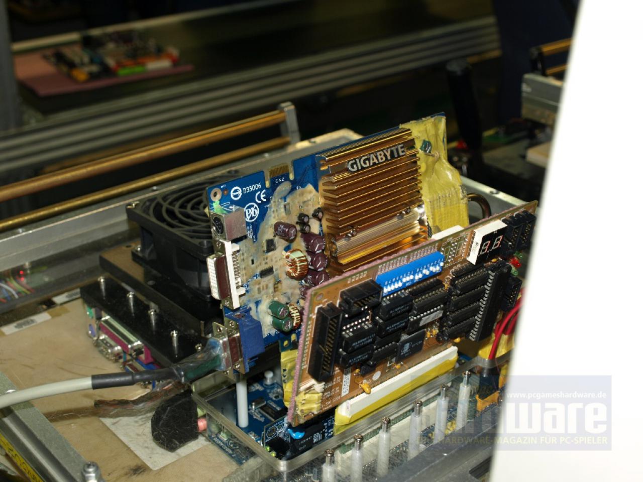 [09/05/2008] Jedes Board wird mit CPU, RAM sowie Grafikkarte ausgestattet und muss Tests für alle wichtigen Komponenten überstehen. (Bild: PCGH)