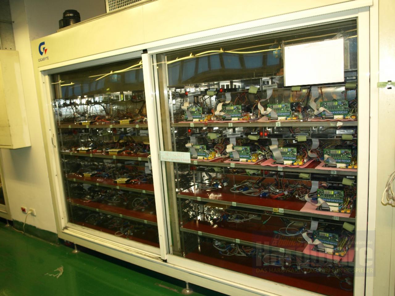 [09/05/2008] Beim darauffolgenden Stabilitätstest, bei dem beispielsweise PCI-E-Slot oder Netzwerkports geprüft werden, liegen alle Platinen in einem Regal... (Bild: PCGH)