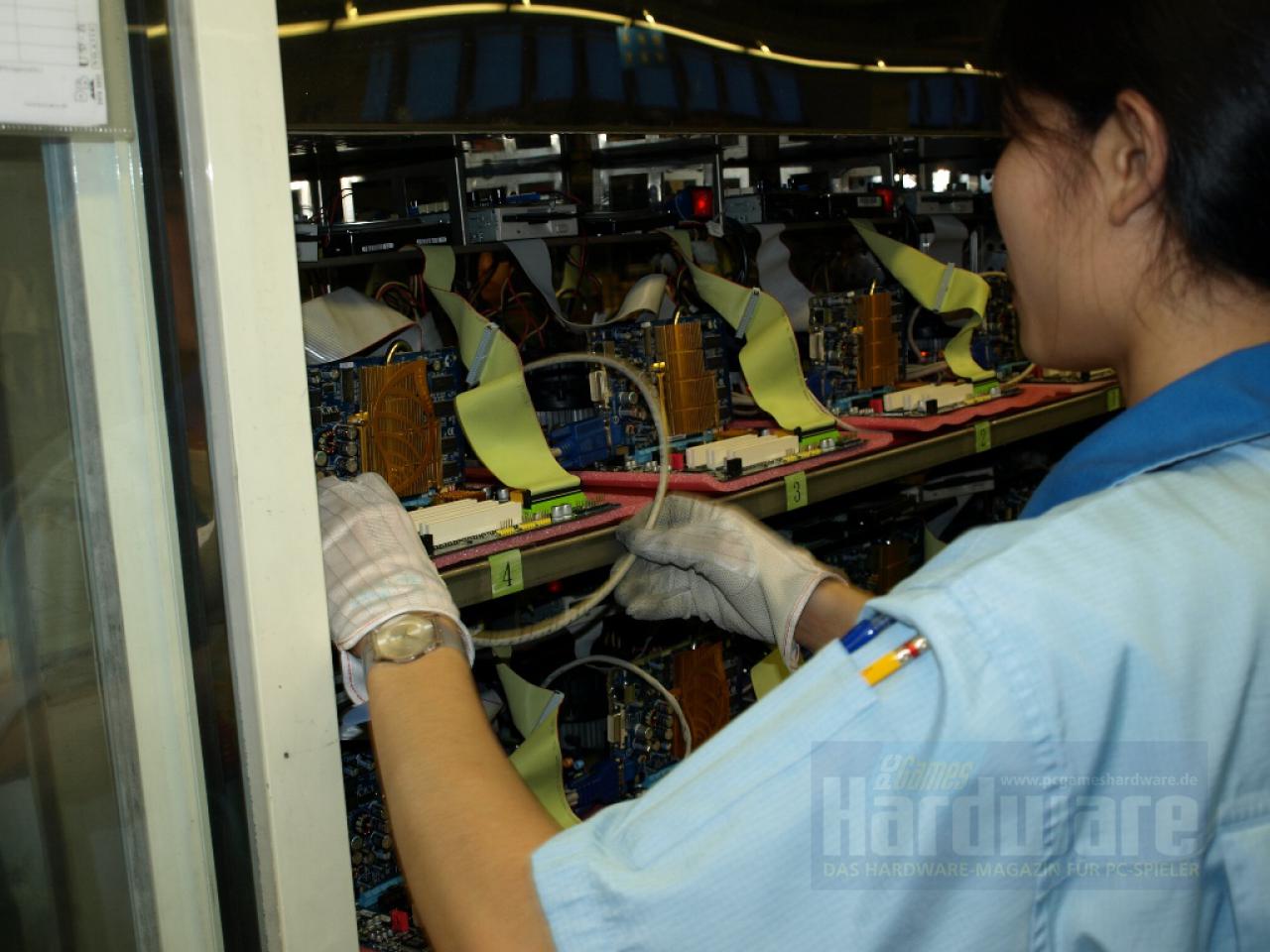 [11/05/2008] Beim Netzwerktest verbindet sie alle benachbarten Platinen mit einem LAN-Kabel. Anschließend richtet die Mitarbeiterin ein Netzwerklaufwerk ein und prüft so die LAN-Controller. (Bild: PCGH)