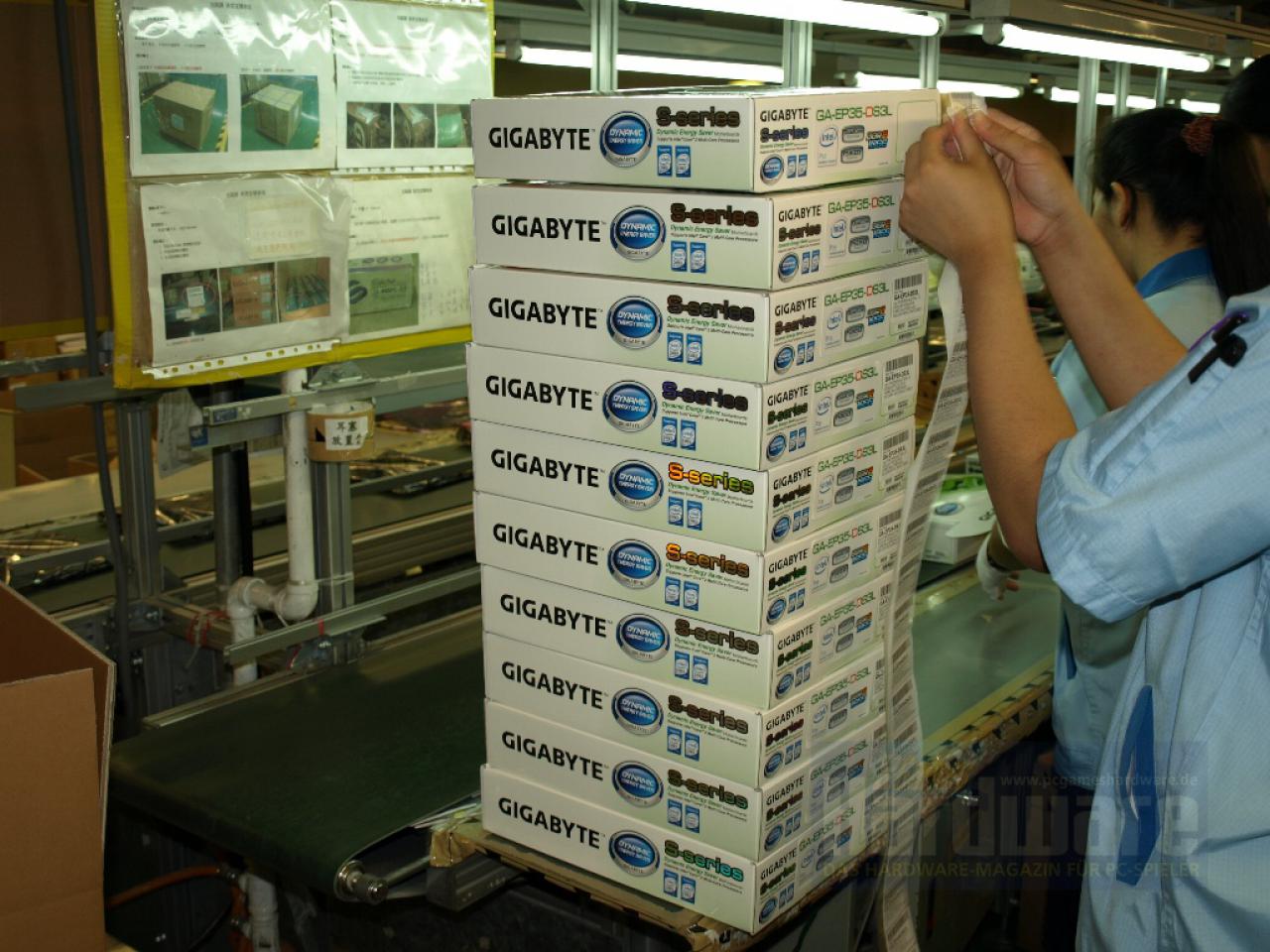 [11/05/2008] Zuletzt werden Aufkleber mit der Beschreibung (Name, Chipsatz, Slots und Speichertyp etc.) angebracht. (Bild: PCGH)