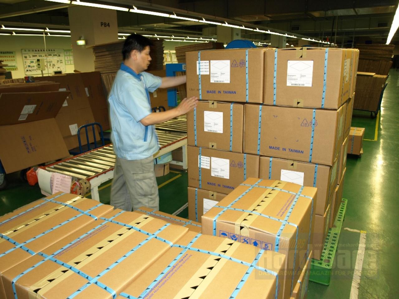 [11/05/2008] Der letzte Schritt: Die Platinen werden zum Transport auf Paletten gelegt und können anschließend verkauft werden. (Bild: PCGH)