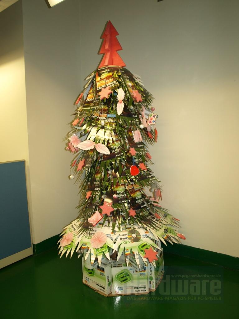 [11/05/2008] Noch kurioser: Der Weihnachtsbaum in der Gigabyte-Fabrik besteht ausschließlich aus Mainboard- und Grafikkartenkartons. (Bild: PCGH)