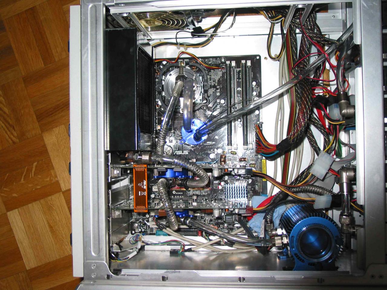 [01/05/2008] PC Games Hardware Extreme: Im Thread WaKü ***Bilderthread*** zeigen PCGHX-User auf aktuell 33 Seiten Bilder ihrer Wasserkühlungen. Zeigen Sie uns Ihre Wasserkühlung!