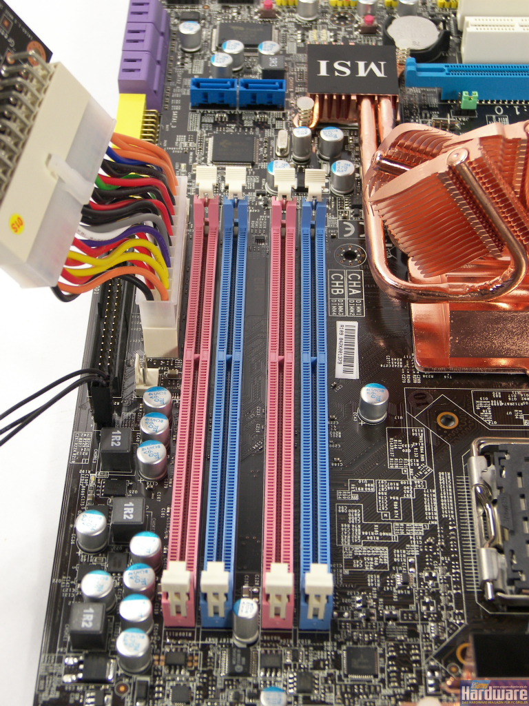 [16/05/2008] MSI P45D3 Platinum: Die Farbe der RAM-Bänke ist etwas gewöhnungsbedürftig.