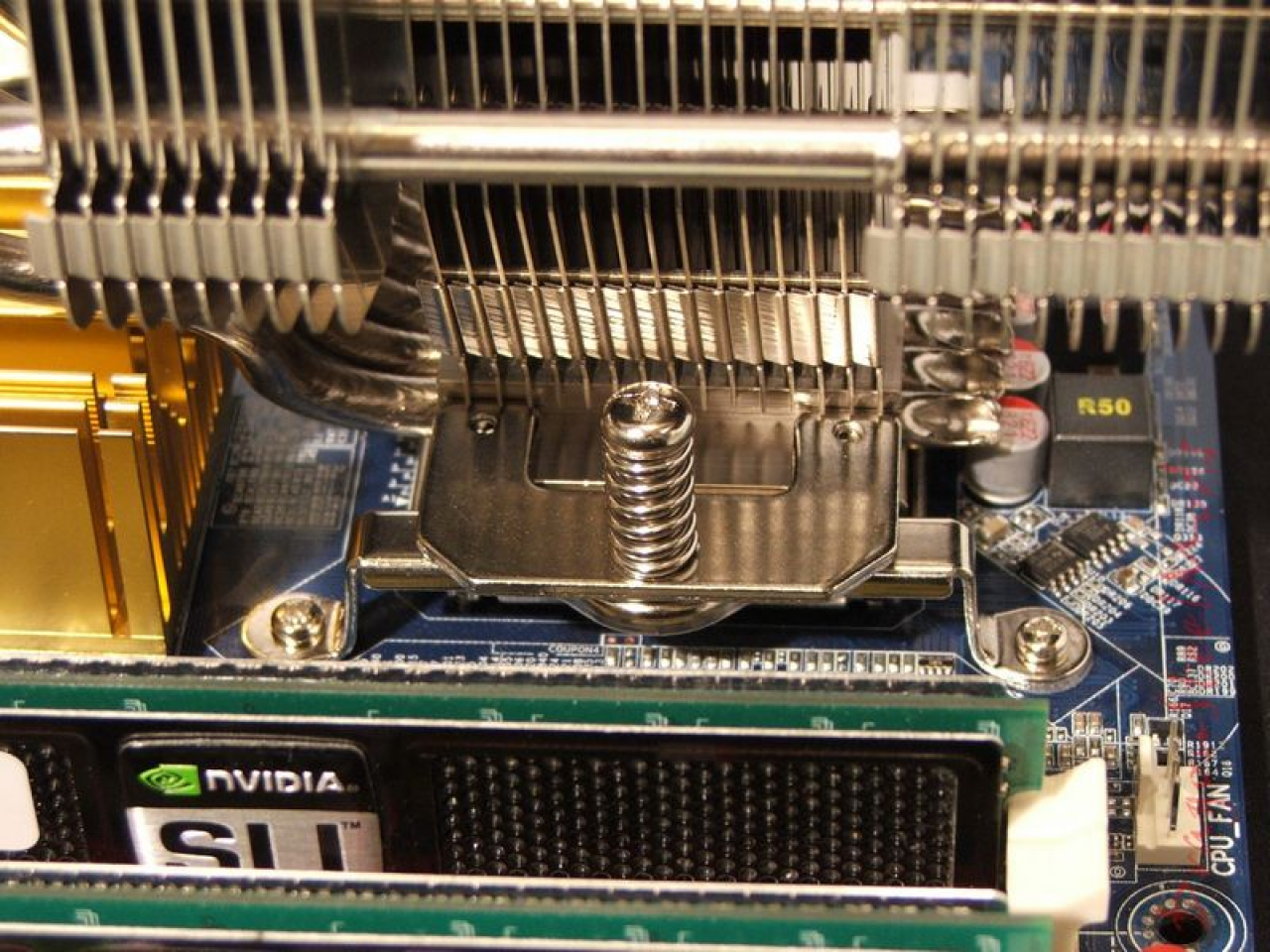 [05/05/2008] Noctua NH-C12P: Verschraubte Montage (Bild: Dragonsteelmods)