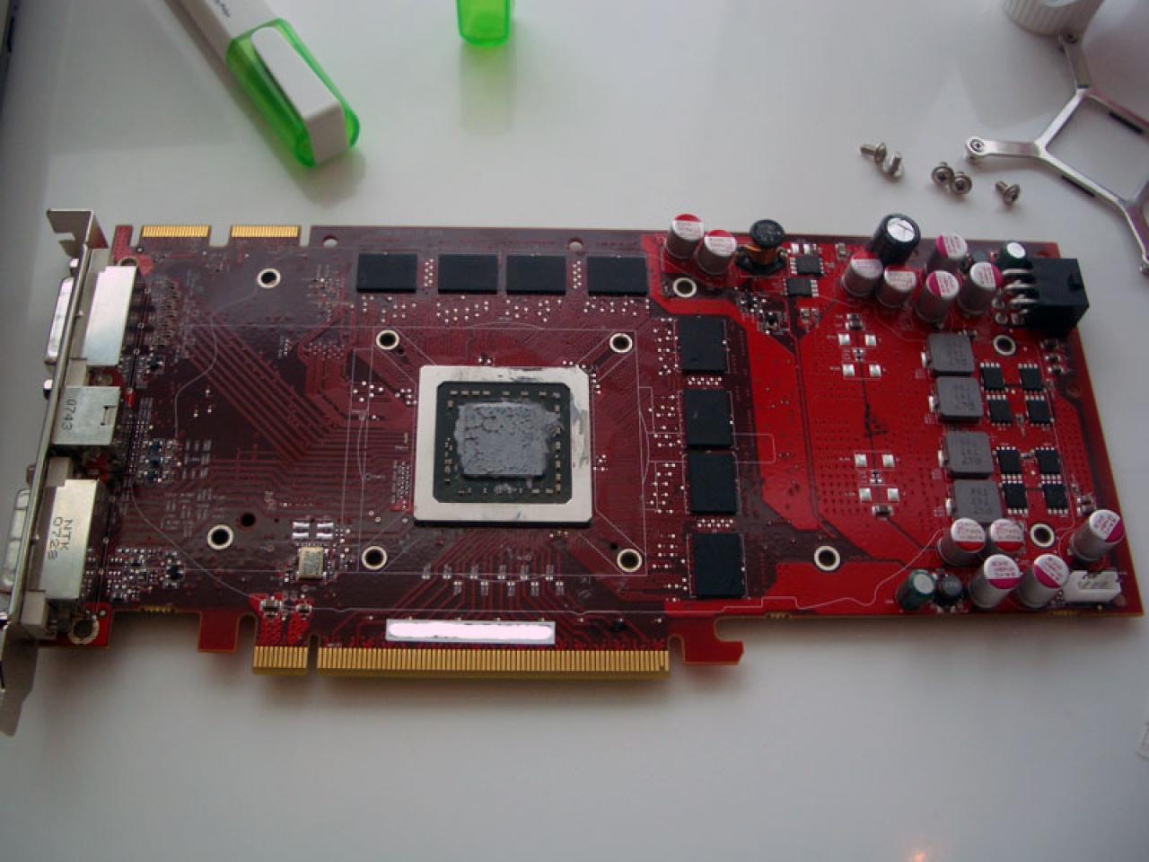 [05/06/2008] Die Kollegen von Bit-tech.net präsentierten uns bereits einige vermeintliche Bilder einer Radeon HD4850, nun vergessen die Herren ihre guten Manieren und schauen der Dame auch mal unter den Rock bzw. den Kühler.