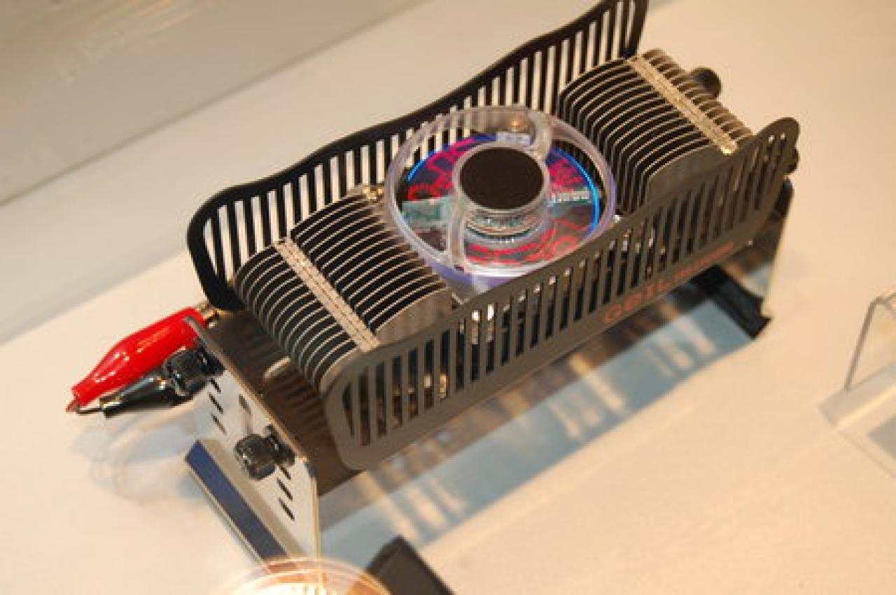[08/06/2008] Sieht mächtig aus, soll aber nur mäßig kühlen: Evo Cyclone Hybrid Cooling System aus dem Hause Geil.