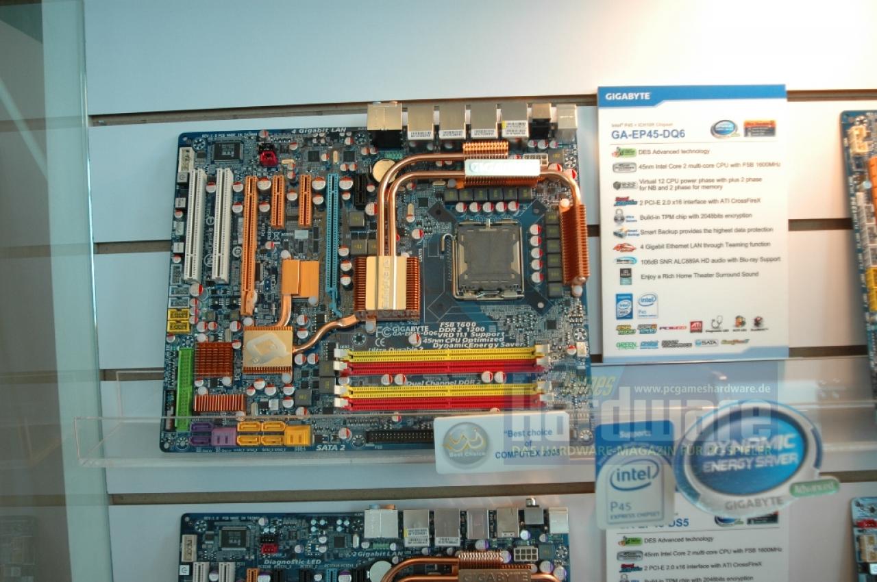 [08/06/2008] Gigabyte EP45-DQ6: Das Highend-Multimedia-Board aus dem Hause Gigabyte. Es verfügt über eine von 12 Phasen geregelte Spannungsversorgung und ausgezeichnete OC-Optionen. Da es sich aber um eine Hauptplatine für Multimedia-Freaks handelt hat Gigabyte dem EP45-DQ6 vier Gigabit-LAN-Slots und einen TPM-Chip verpasst. Mit Letzterem lassen sich Ordner oder ganze Partitionen der Festplatte verschlüsseln und erst mit einem vorher eingerichteten USB-Stick als Schlüssel freischalten. Wenn der USB-Stick verloren geht, lassen sich die wichtigen Dateien auch mit einem Passwort entschlüsseln. Ein Home-Theatre-Sounchip soll für guten Ton sorgen. Gigabyte setzt beim EP45-DQ6 auf DDR2.