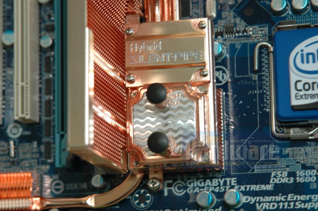 [08/06/2008] Gigabyte EP45T Extreme: Die wassergekühlte Northbridge in der Nahansicht. Leider sind die Anschlüsse viel zu klein und senken den Durchfluss der meisten gängigen Wasserkühlungen. Ob der Block aus Kupfer oder Aluminium besteht, konnte man uns nicht sagen.