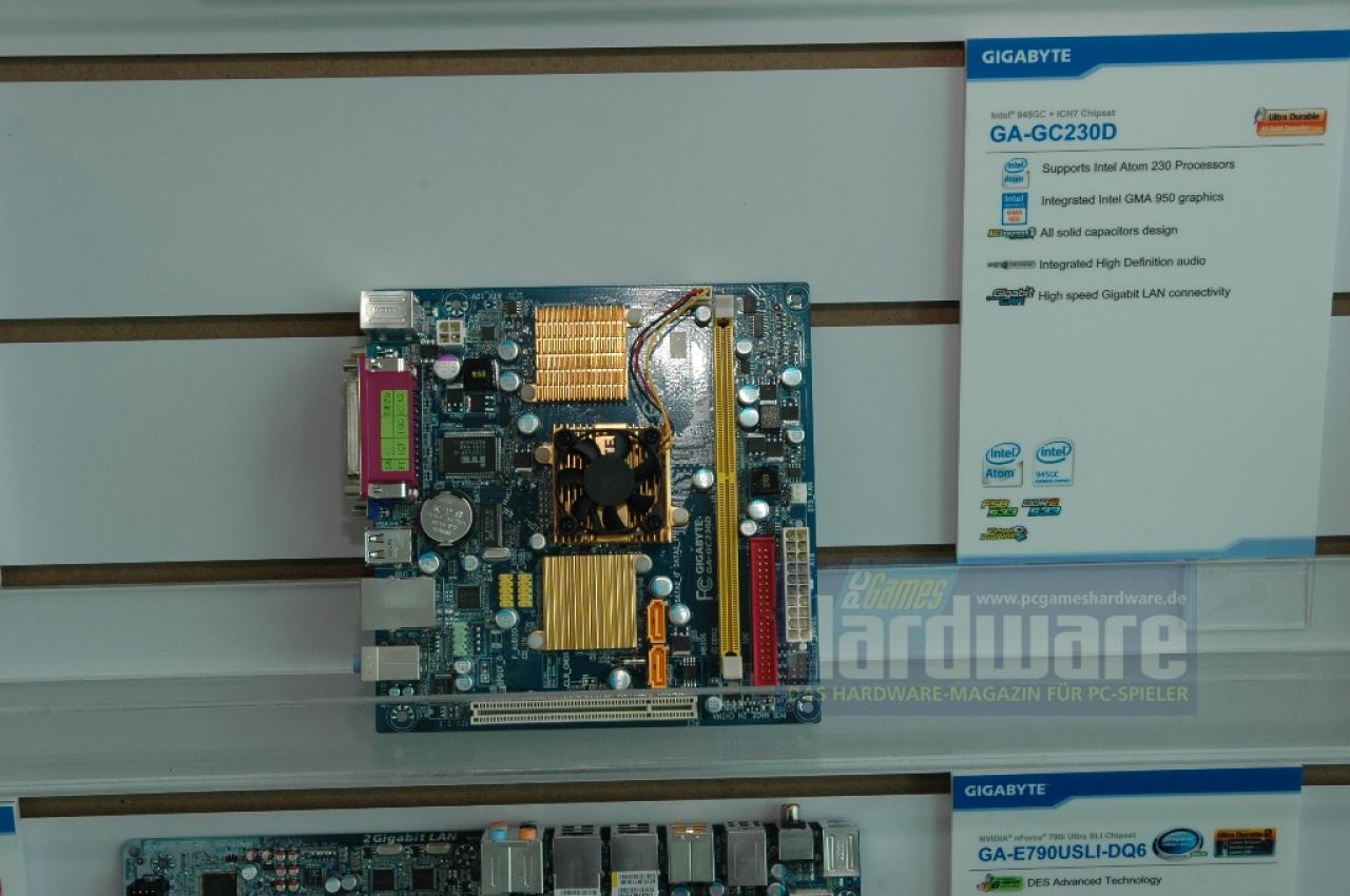 [08/06/2008] Gigabyte GC230D: Das Mini-ITX-Board unterstützt Prozessoren der Intel-Atom 230-Serie. Zu den weiteren Features gehört eine integrierte Grafikeinheit in Form einer Intel GMA 950 und HD-Audio. Mit dem Netzwerk kann der Winzling über einen Gigabit-Anschluss gekoppelt werden. Der Prozessor befindet sich allerdings nicht unter dem Lüfter in der Mitte, sondern unter einem kleineren Kühler darüber. Da der Intel-945GC-Chipsatz aktiv gekühlt werden muss, lässt dies auf eine höhere Leistungsaufnahme als bei der CPU schließen. Hoffentlich legt Intel hier bald mit einem moderneren Chipsatz nach. 