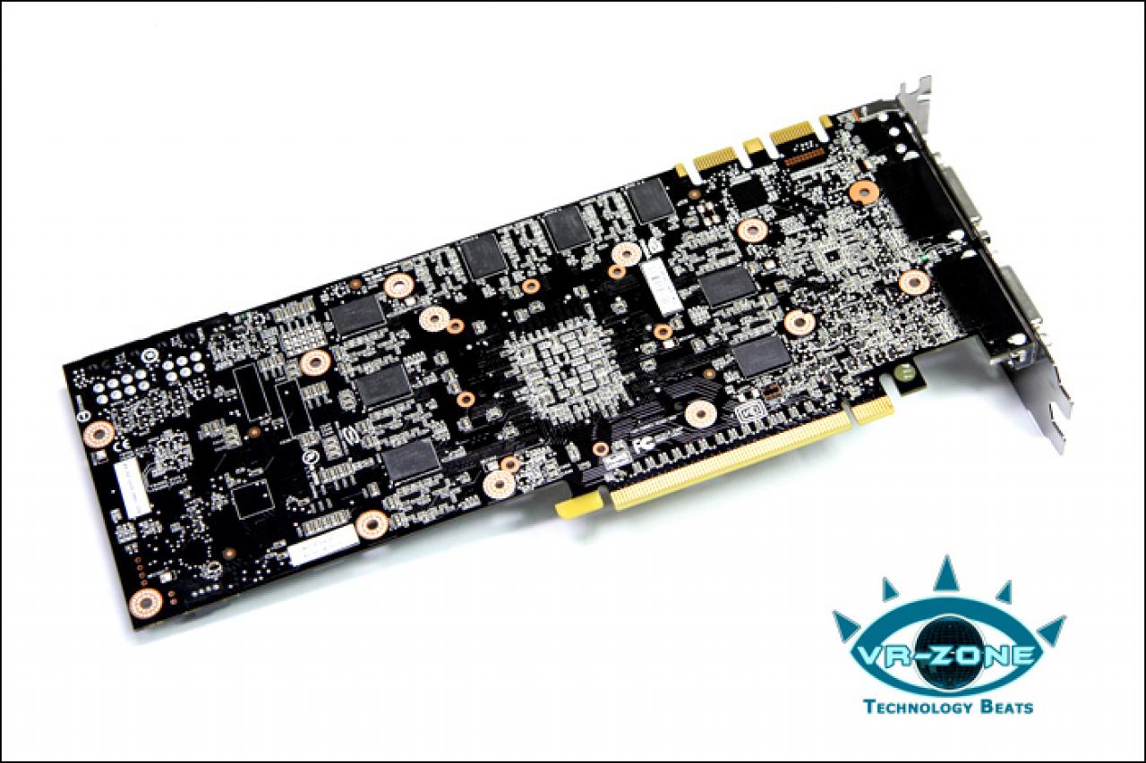 [15/06/2008] Die Geforce GTX 280 verfügt über 1.024 MiByte GDDR3-Speicher. Dem zufolge finden sich auch auf der Rückseite einige Chips (Bild: VR-Zone.com)