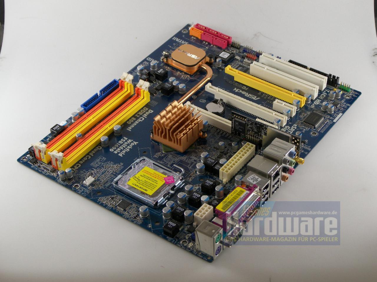 [02/06/2008] Asrock Penryn1600SLIX3-Wifi: Sehr günstige 680i-SLI-Platine mit Yorkfield- und Drei-Wege-SLI-Unterstützung. (Bild: PCGH)