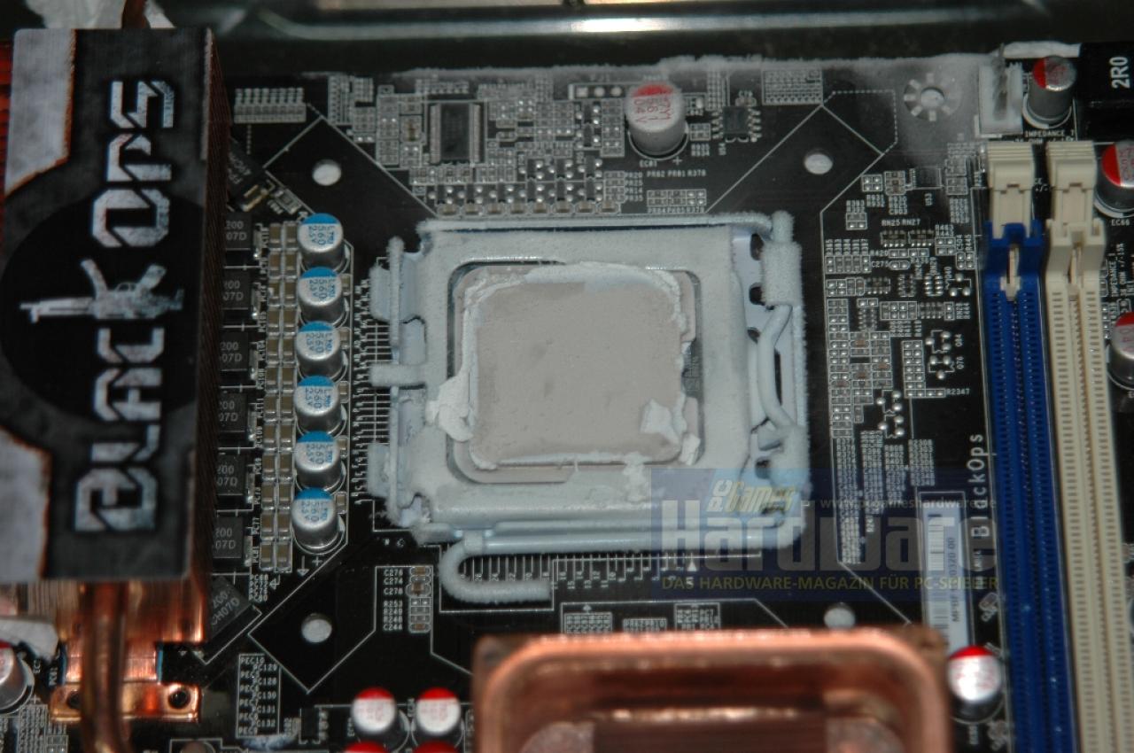 [05/06/2008] Der gefrorene CPU-Sockel nach der Benchsession