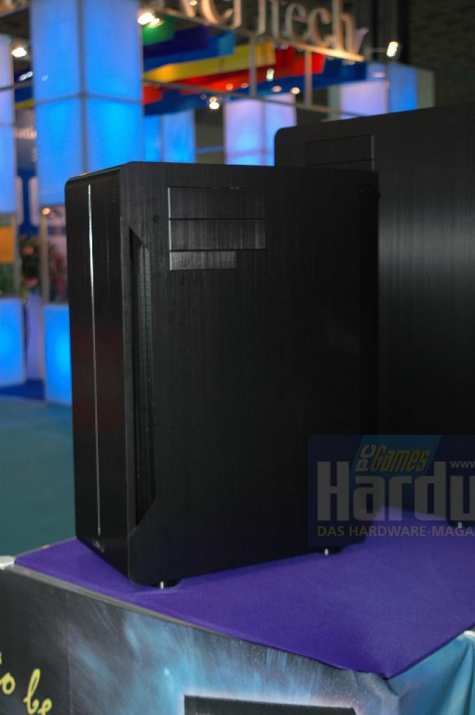 [04/06/2008] Lian Li PC-X500: Sehr kompakte Bauweise und eine Unterteilung der Komponenten nach Wärmeabgabe. Kostenpunkt knapp 300 US-Dollar.
