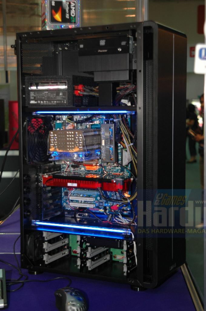 [04/06/2008] Lian Li PC-X2000: Der große Bruder des PC-X500. Unten gibt es eine Kammer nur für Festplatten. Außerdem können zwei Netzteile eingebaut werden. Leider wird der Preis jenseits von 500 US-Dollarn liegen.