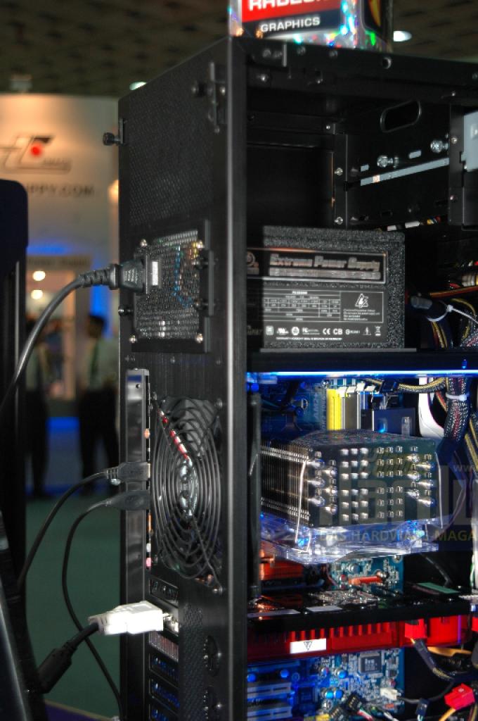 [04/06/2008] Lian Li PC-X2000: Der große Bruder des PC-X500. Unten gibt es eine Kammer nur für Festplatten. Außerdem können zwei Netzteile eingebaut werden. Leider wird der Preis jenseits von 500 US-Dollarn liegen.
