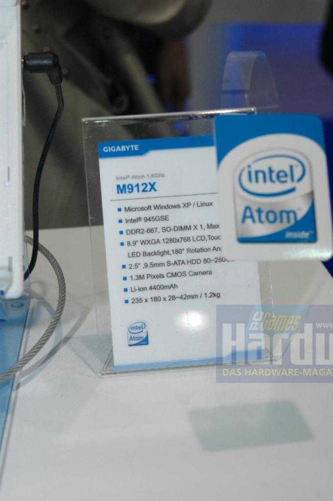 [06/06/2008] Das Gigabyte M912X ist mit einem Intel-Atom-1,6-GHz-Prozessor ausgestattet und verwendet Intels 945GSE-Chipsatz. Das 8,9-Zoll-Display hat eine Auflösung von 1.280x768 und verwendet LEDs als Hintergrundbeleuchtung. Der Bildschirm lässt sich um 180 Grad drehen und das M912 somit zum Tablet PC umfunktionieren. Zur weiteren Ausstattung gehört eine 250 GiByte große Festplatte und eine 1,3.Megapixel-Kamera.