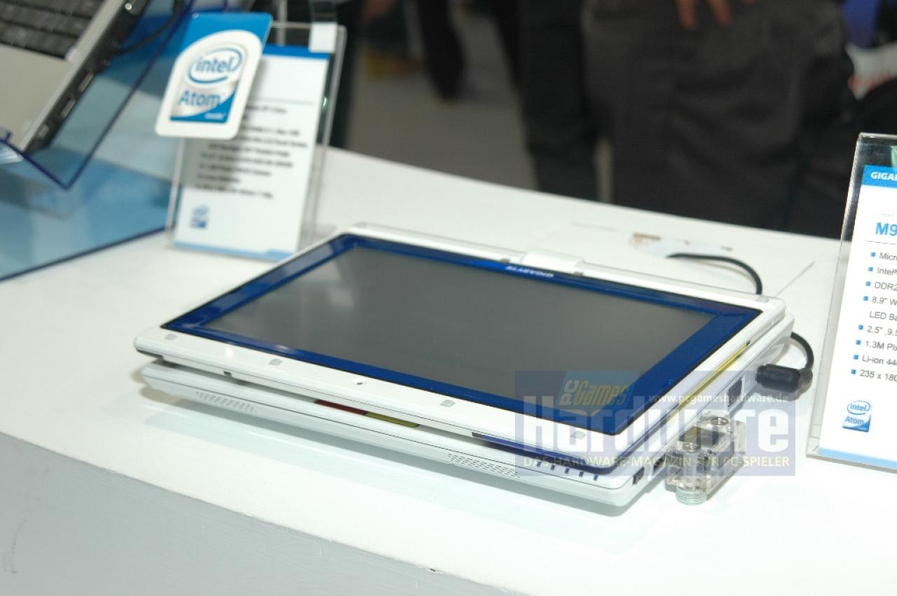 [06/06/2008] Das Gigabyte M912X ist mit einem Intel-Atom-1,6-GHz-Prozessor ausgestattet und verwendet Intels 945GSE-Chipsatz. Das 8,9-Zoll-Display hat eine Auflösung von 1.280x768 und verwendet LEDs als Hintergrundbeleuchtung. Der Bildschirm lässt sich um 180 Grad drehen und das M912 somit zum Tablet PC umfunktionieren. Zur weiteren Ausstattung gehört eine 250 GiByte große Festplatte und eine 1,3.Megapixel-Kamera.