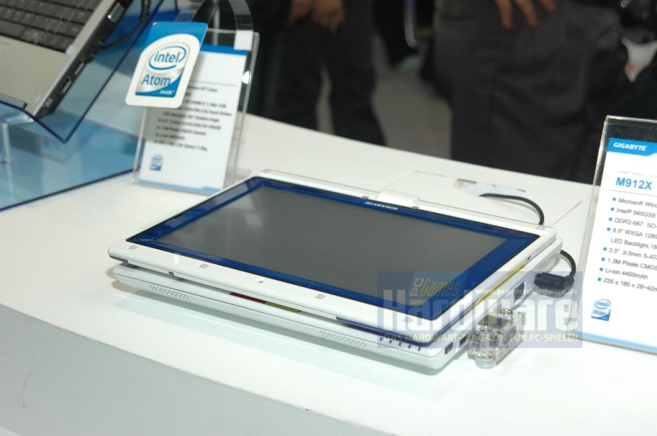 [06/06/2008] Das Gigabyte M912X ist mit einem Intel-Atom-1,6-GHz-Prozessor ausgestattet und verwendet Intels 945GSE-Chipsatz. Das 8,9-Zoll-Display hat eine Auflösung von 1.280x768 und verwendet LEDs als Hintergrundbeleuchtung. Der Bildschirm lässt sich um 180 Grad drehen und das M912 somit zum Tablet PC umfunktionieren. Zur weiteren Ausstattung gehört eine 250 GiByte große Festplatte und eine 1,3.Megapixel-Kamera.