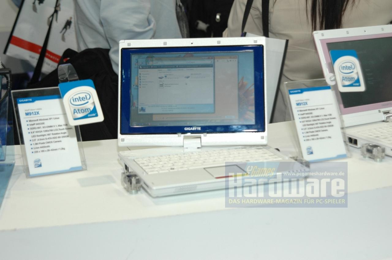 [06/06/2008] Das Gigabyte M912X ist mit einem Intel-Atom-1,6-GHz-Prozessor ausgestattet und verwendet Intels 945GSE-Chipsatz. Das 8,9-Zoll-Display hat eine Auflösung von 1.280x768 und verwendet LEDs als Hintergrundbeleuchtung. Der Bildschirm lässt sich um 180 Grad drehen und das M912 somit zum Tablet PC umfunktionieren. Zur weiteren Ausstattung gehört eine 250 GiByte große Festplatte und eine 1,3.Megapixel-Kamera.