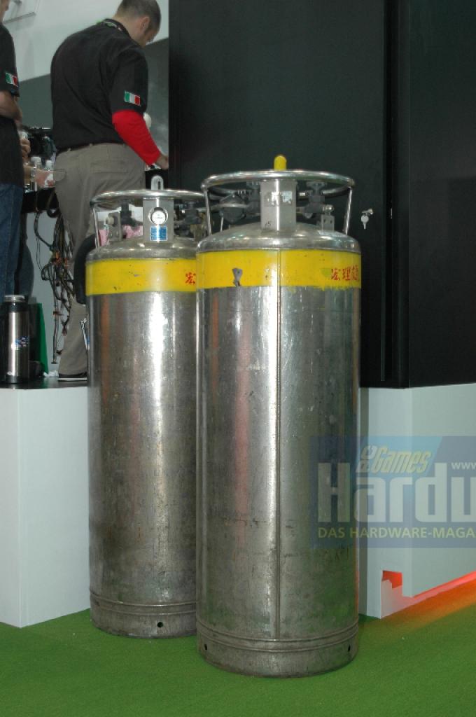 [05/06/2008] Zwei riesige LN2-Container am Foxconn-Stand