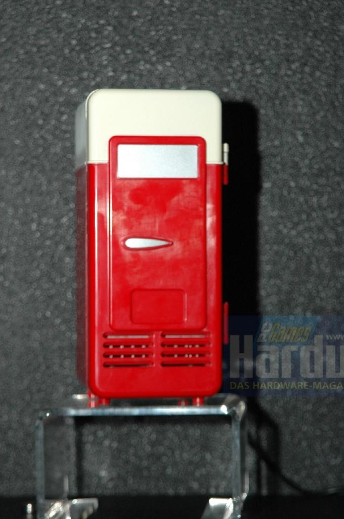 [08/06/2008] USB-Kühlschrank. Ob da allerdings eine Dose Bier reinpasst, ist fraglich
