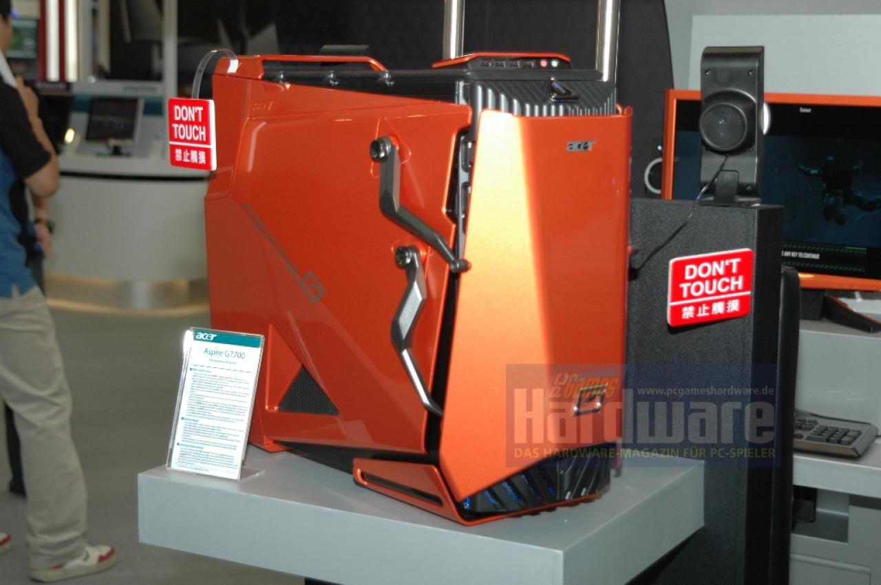 [08/06/2008] PCGH hat bereits über die neue Spiele-PC-Serie von Acer berichtet (Acer präsentiert Aspire Predator - neue Spiele-PCs mit Wasserkühlung. Auf der Computex haben wir das ungewöhnlich aussehende Gehäuse mit eigenen Augen betrachten können - mehr aber leider nicht, weshalb es außer den Bildern keine neuen Informationen gibt.
