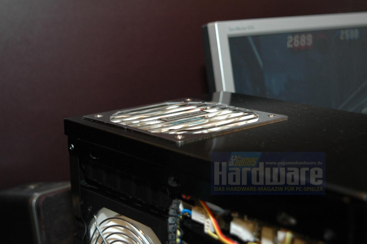 [08/06/2008] Wassergekühltes Micro-ATX-Gehäuse mit einem Dual- und einem Single-Radiator