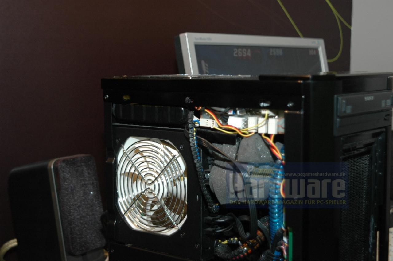 [08/06/2008] Wassergekühltes Micro-ATX-Gehäuse mit einem Dual- und einem Single-Radiator