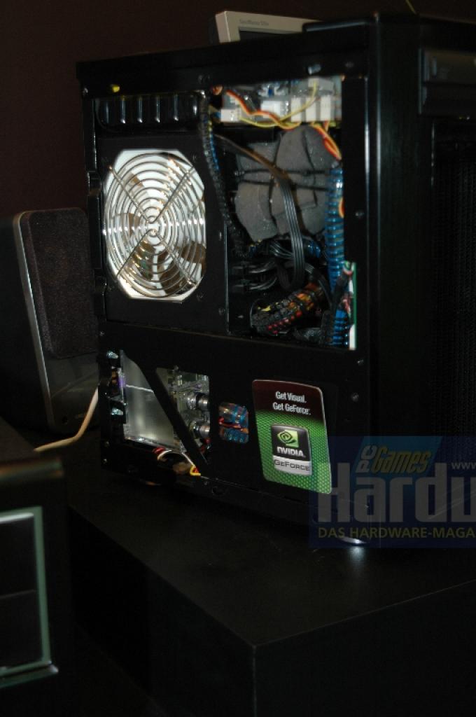 [08/06/2008] Wassergekühltes Micro-ATX-Gehäuse mit einem Dual- und einem Single-Radiator