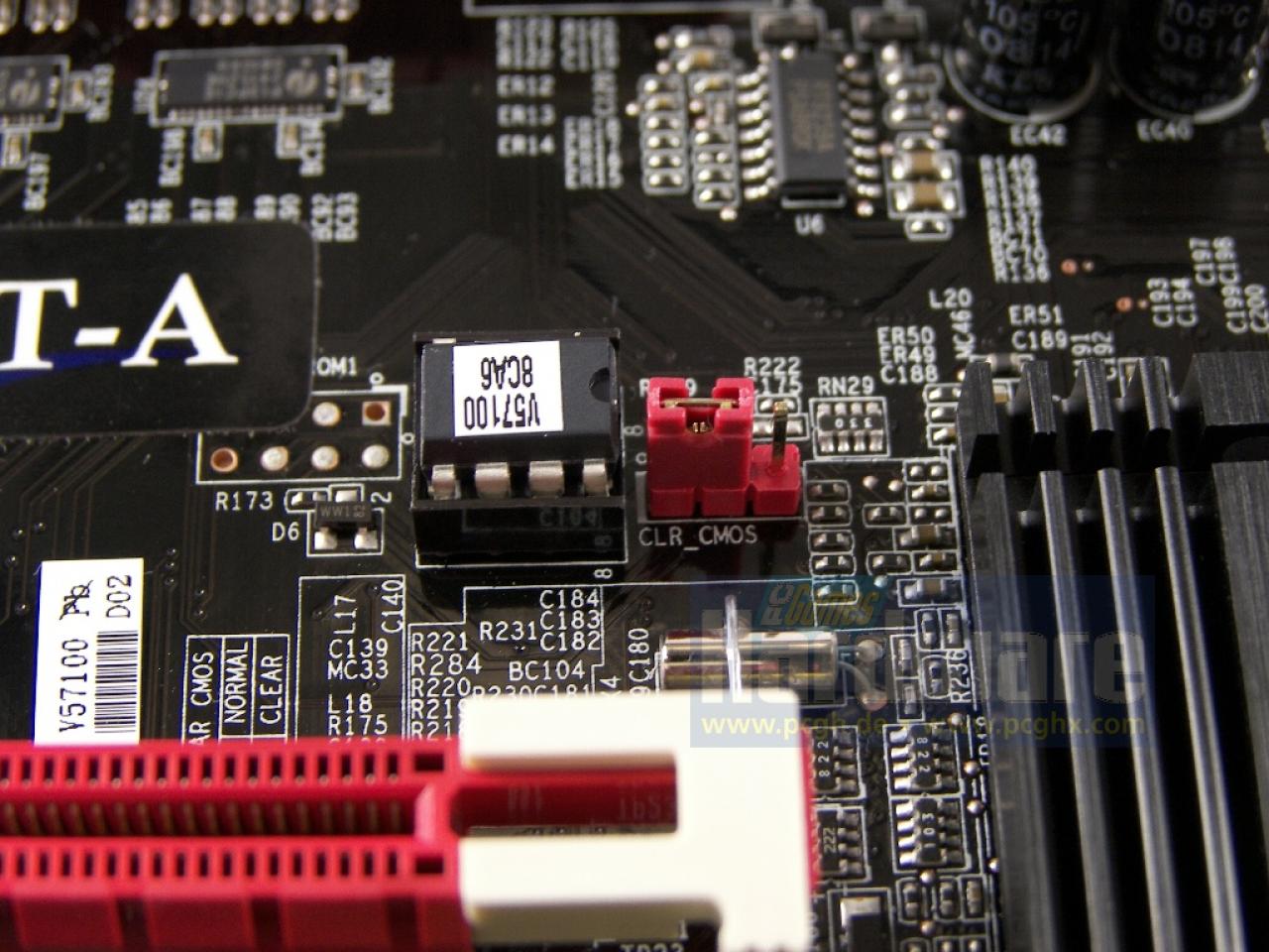 [10/06/2008] Elitegroup P45T-A: BIOS-Baustein und Clear-CMOS-Jumper (Bild: PCGH)