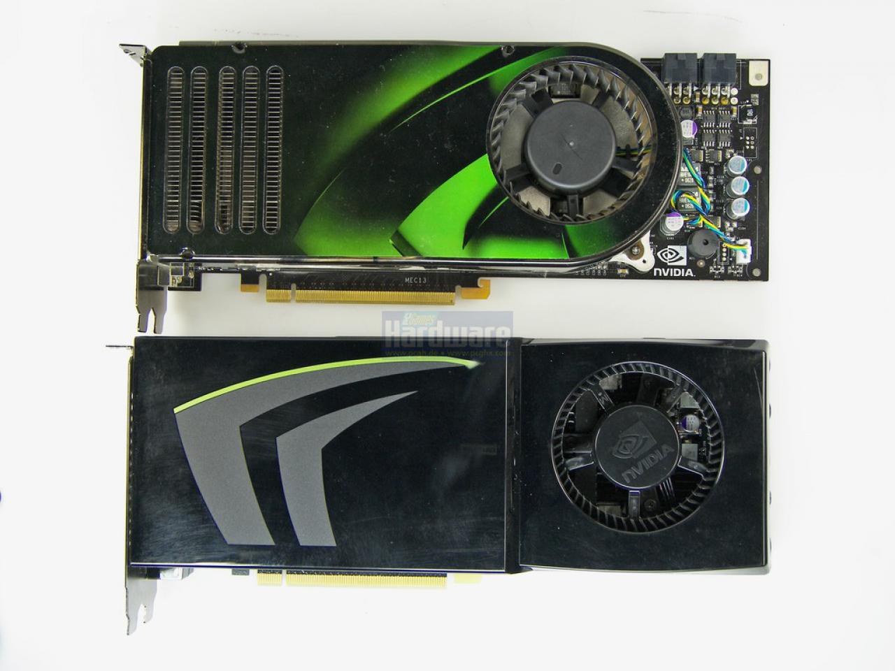 [15/06/2008] Geforce GTX280 im PCGH-Test: Direkter Vergleich zur 8800 GTX - die Karte ist jetzt komplett ummantelt, der Lüfter weiter nach hinten auf dem PCB gerutscht. Die Länge ist mit 267 Millimetern identisch(Bild: PCGH)
