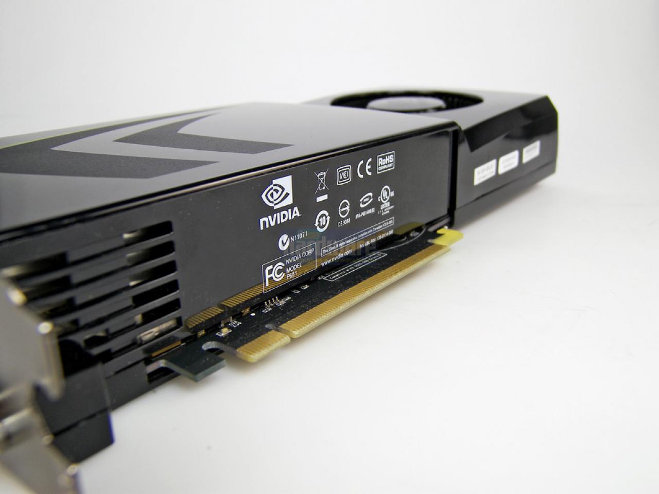 [15/06/2008] Geforce GTX280 im PCGH-Test: Die Karte verfügt über ein PCI-Express-2.0-Interface, läuft im Test aber problemlos auch in älteren 1.1-Steckplätzen mit acht und 16 Lanes. (Bild: PCGH)