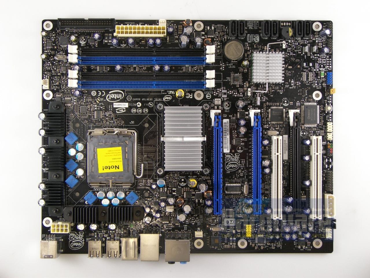 [02/06/2008] Intel DX48BT2: DDR3-Bänke und drei Grafiksteckplätze bei Intels X48-Board. (Bild: PCGH)