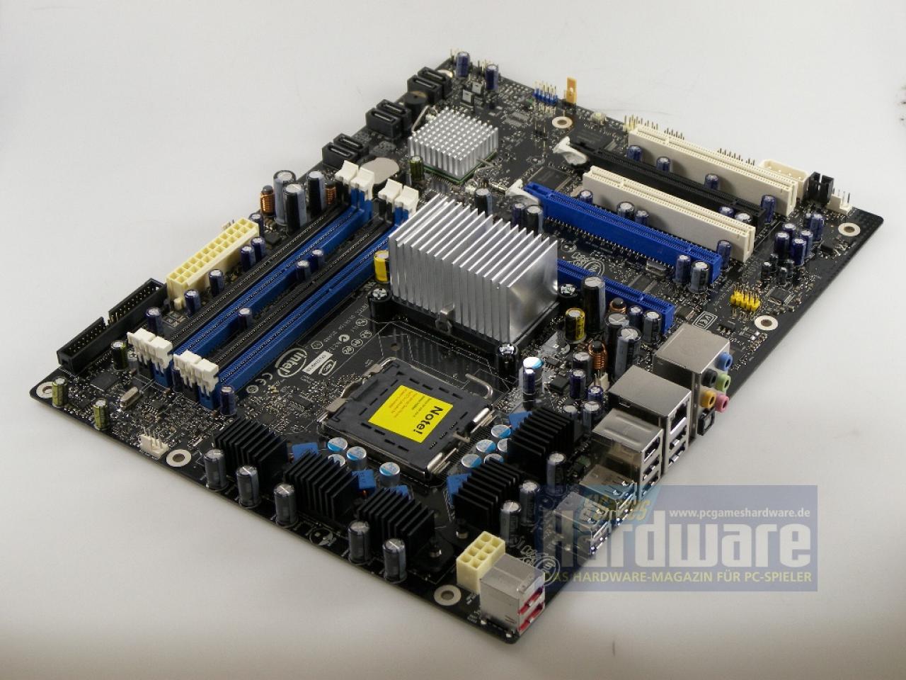 [02/06/2008] Intel DX48BT2: DDR3-Bänke und drei Grafiksteckplätze bei Intels X48-Board. (Bild: PCGH)