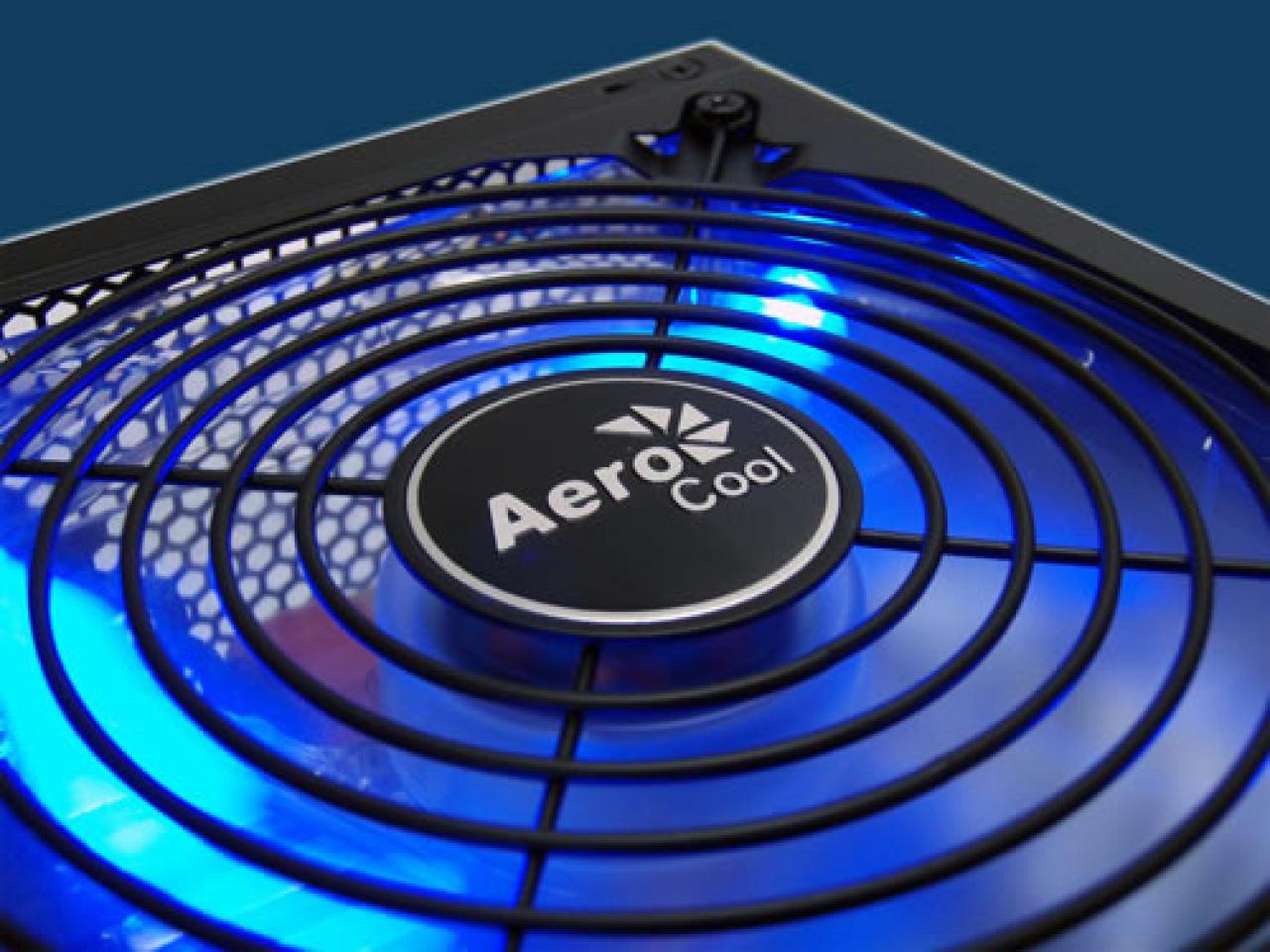 [30/06/2008] Der 140mm-Lüfter der neuen Aerocool-Netzteile ist blau beleuchtet. (Bild Aerocool)